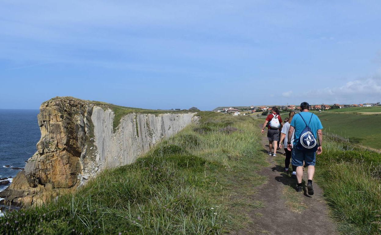 Senderistas caminan por un tramo de la Costa Quebrada.