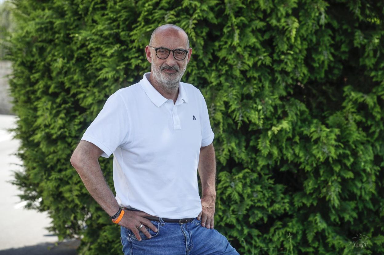 Félix Álvarez, en el aparcamiento del Parlamento de Cantabria, su lugar de trabajo en los últimos tres años.