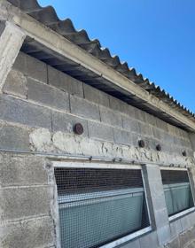 Imagen secundaria 2 - Imágenes del exterior de la Granja Portilla. En la foto de arriba, se puede observar las sacas que continen a las gallinas muertas y las carretillas que usaron para sacarlas.