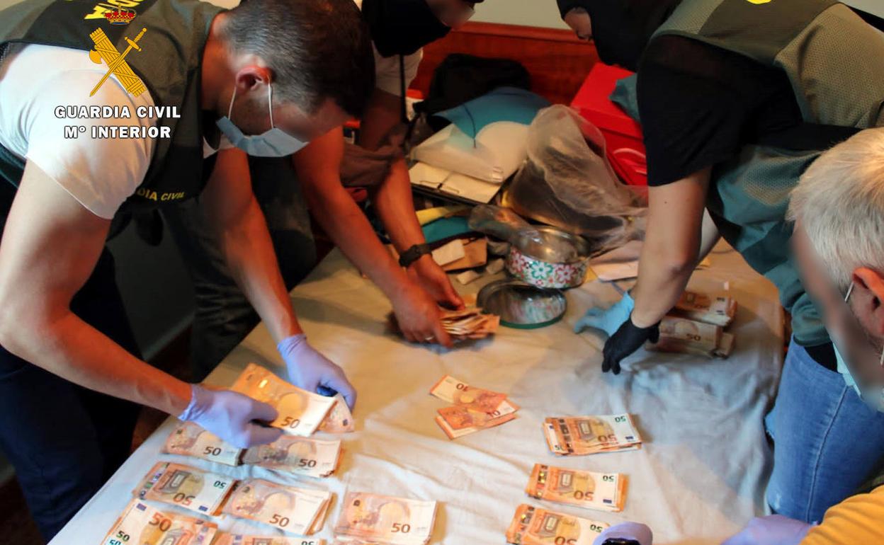 Agentes de la Guardia Civil durante el registro de una de las cuatro viviendas del detenido. 