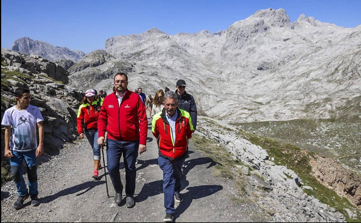 Barbón y Revilla caminan junto por Picos de Europa durante la jornada. 