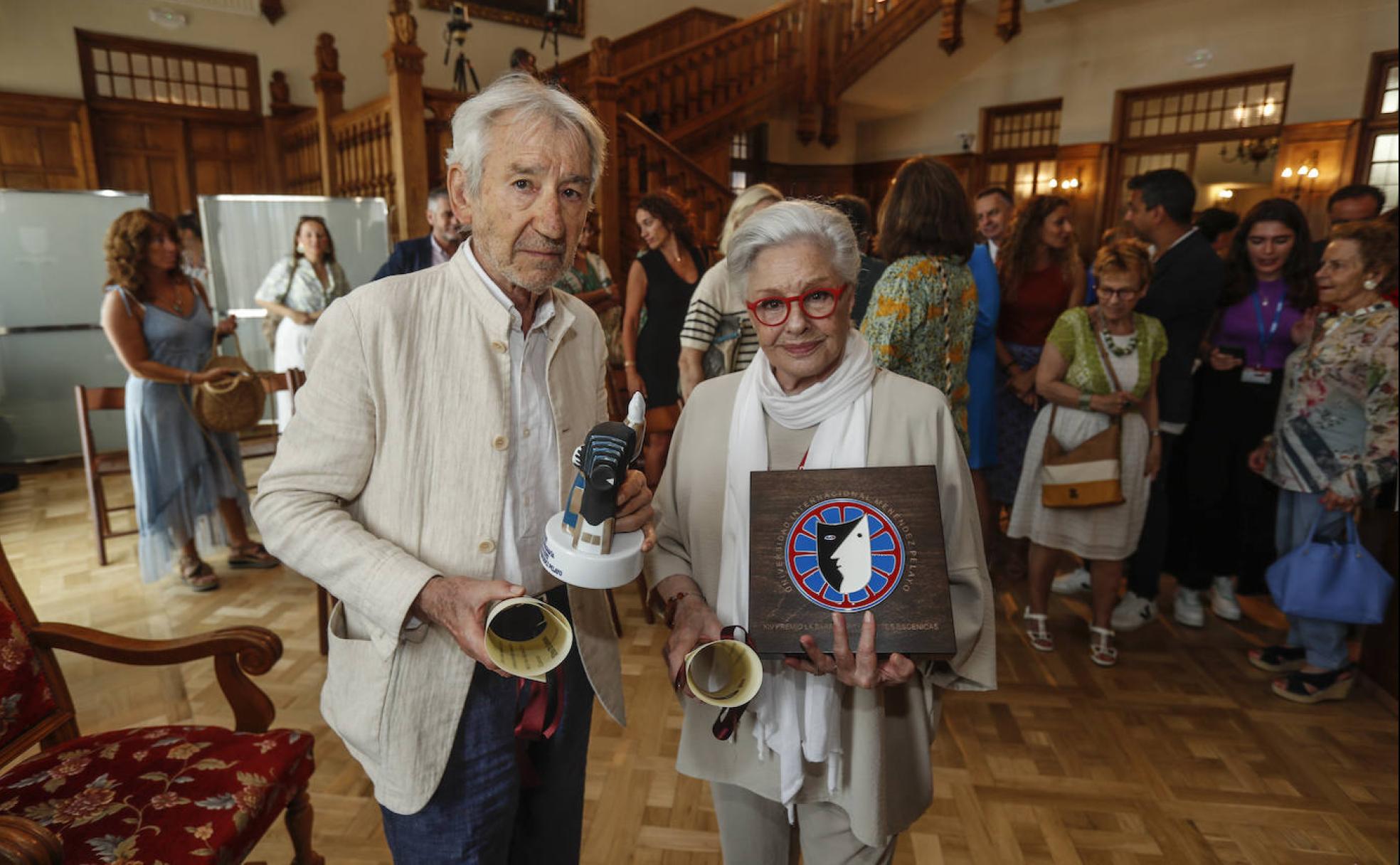 José Sacristán y Lola Herrera ayer en la UIMP tras recibir los premios a su trayectoria y aportación a las artes escénicas.