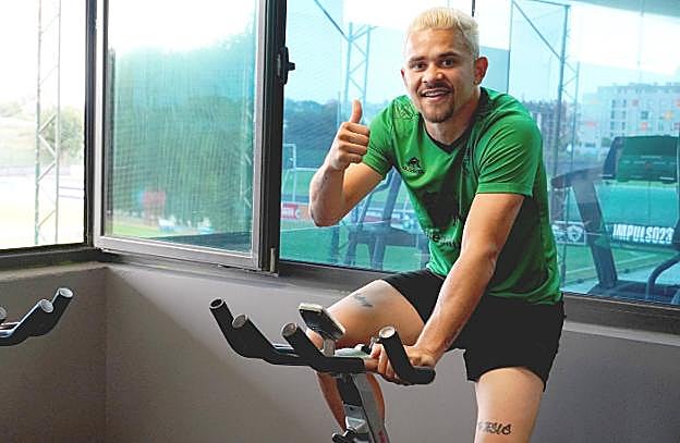 Matheus Aiás llega a La Albericia y completa su primer entrenamiento