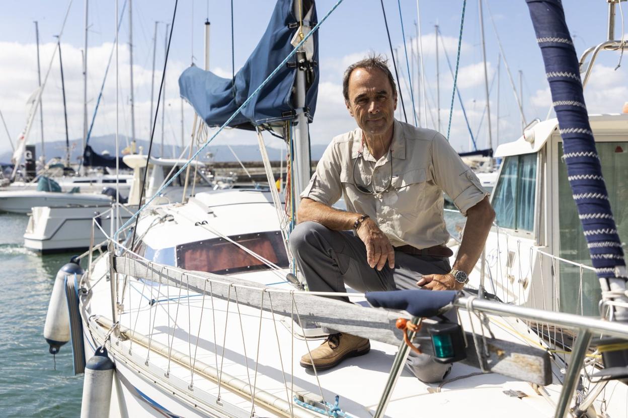 Álvaro González de Aledo, a bordo de su barco, 'Corto Maltés', amarrado en Puertochico.