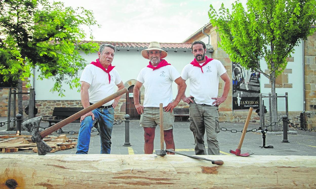 Antonio Terán, Alberto Villegas y Joaquín Fernández, preparando la maya para izarla el próximo domingo.