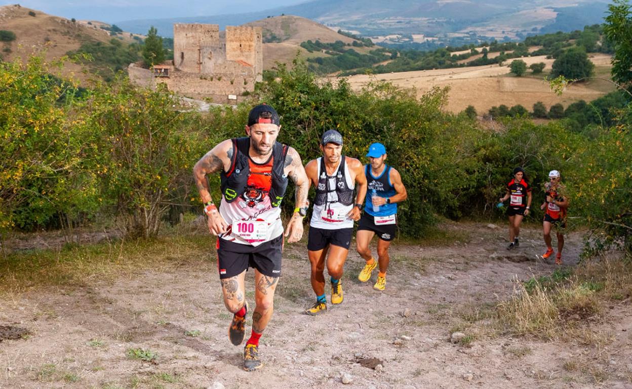 Jonathan Sierra encabeza un grupo durante la disputa del maratón.