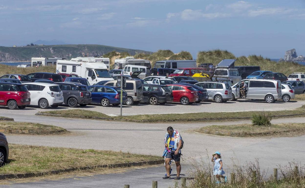 Parking cercano a la playa de Valdearenas.