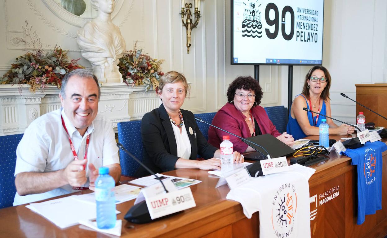 Marcos López Hoyos, presidente de la Sociedad Española de Inmunología (SEI), África González, codirectora del curso y catedrática en la Universidad de Vigo y Carmen Cámara, secretaria del curso y de la Sociedad Española de Inmunología (SEI).