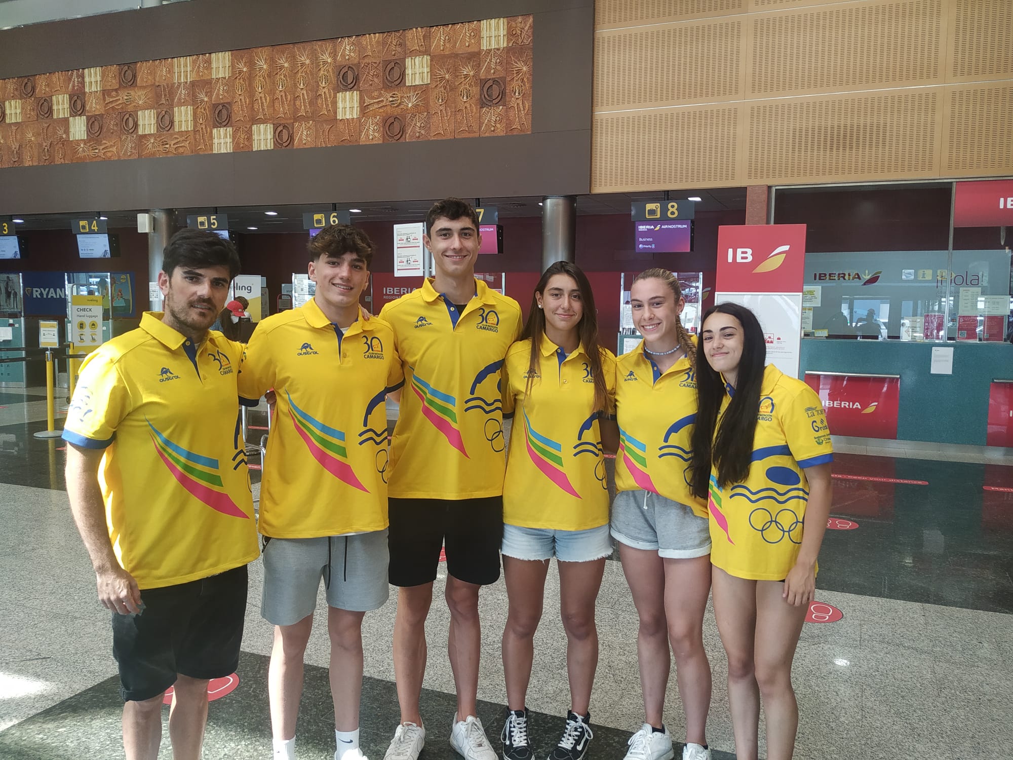 Abdón de la Fuente (técnico), Nicolás Sarabia, Joaquín Pardo, Raquel Pardo, Irene Artabe y Regina Salgado, del CN Camargo. 