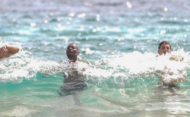 Imagen principal - Romo traslada el entrenamiento a Mataleñas y la playa del Sardinero