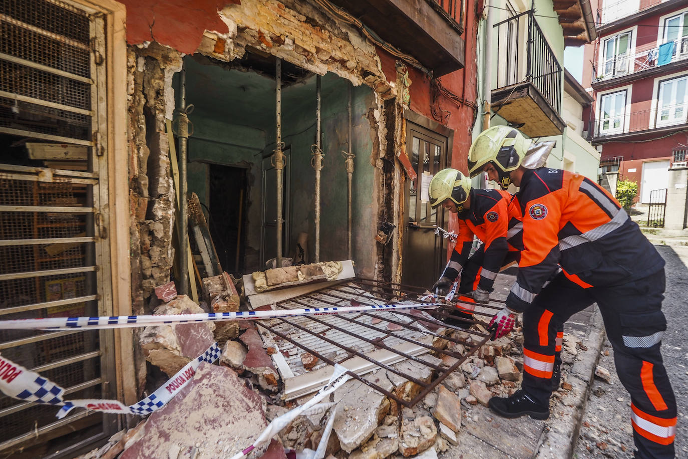 Un inmueble de la travesía San Matías que el Ayuntamiento de Santander desalojó hace apenas tres meses, el 9 de mayo, por el mal estado de uno de los muros se ha derrumbado este jueves. Hasta el lugar han acudido los Bomberos de Santander.