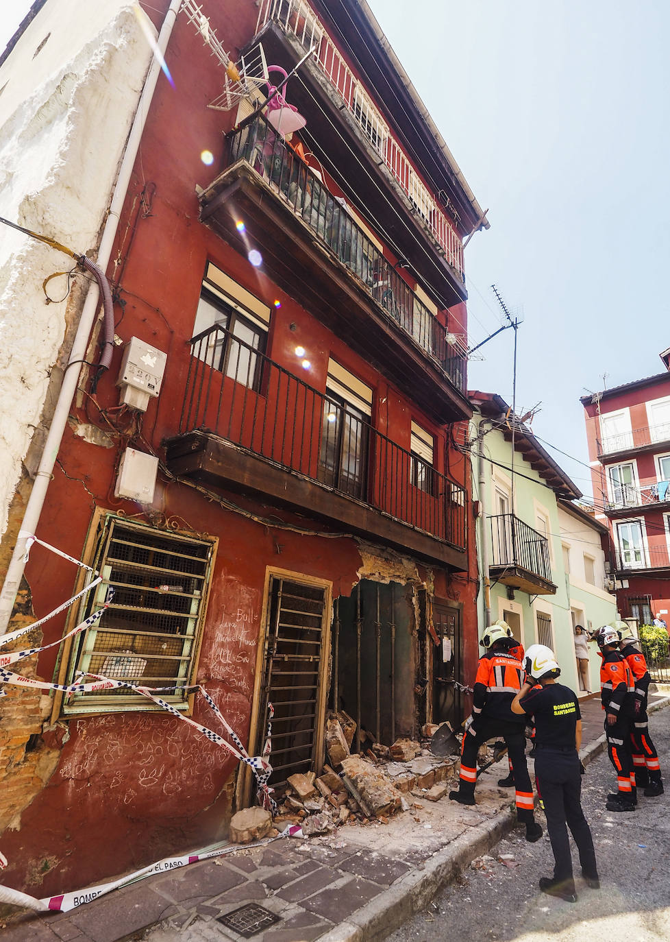 Un inmueble de la travesía San Matías que el Ayuntamiento de Santander desalojó hace apenas tres meses, el 9 de mayo, por el mal estado de uno de los muros se ha derrumbado este jueves. Hasta el lugar han acudido los Bomberos de Santander.