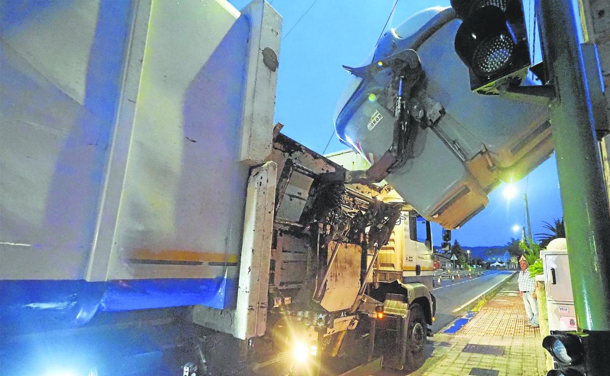 Un camión del servicio de recogida de basura de Camargo, durante la operación de vaciado de un contenedor.