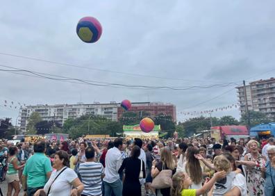 Imagen secundaria 1 - Una explosión de confetis y balones hinchables gigantes acompañaron el momento del pregón.