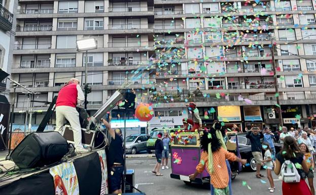 Imagen principal - Una explosión de confetis y balones hinchables gigantes acompañaron el momento del pregón.