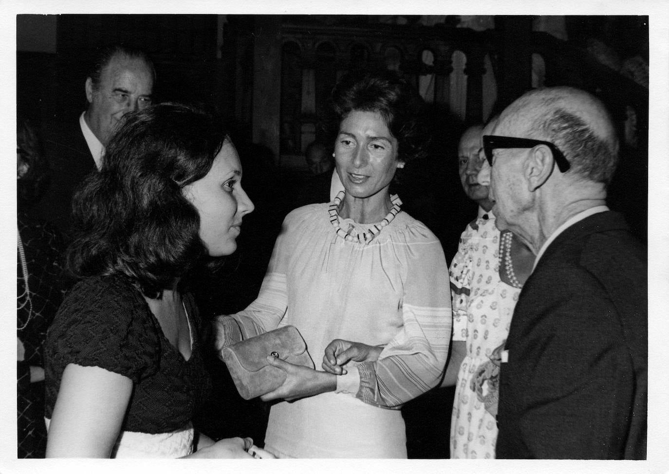 1975. Marioara Trifan ganadora del II Concurso Internacional de Piano saluda a Paloma O’Shea tras su interpretación en el concierto de gala.