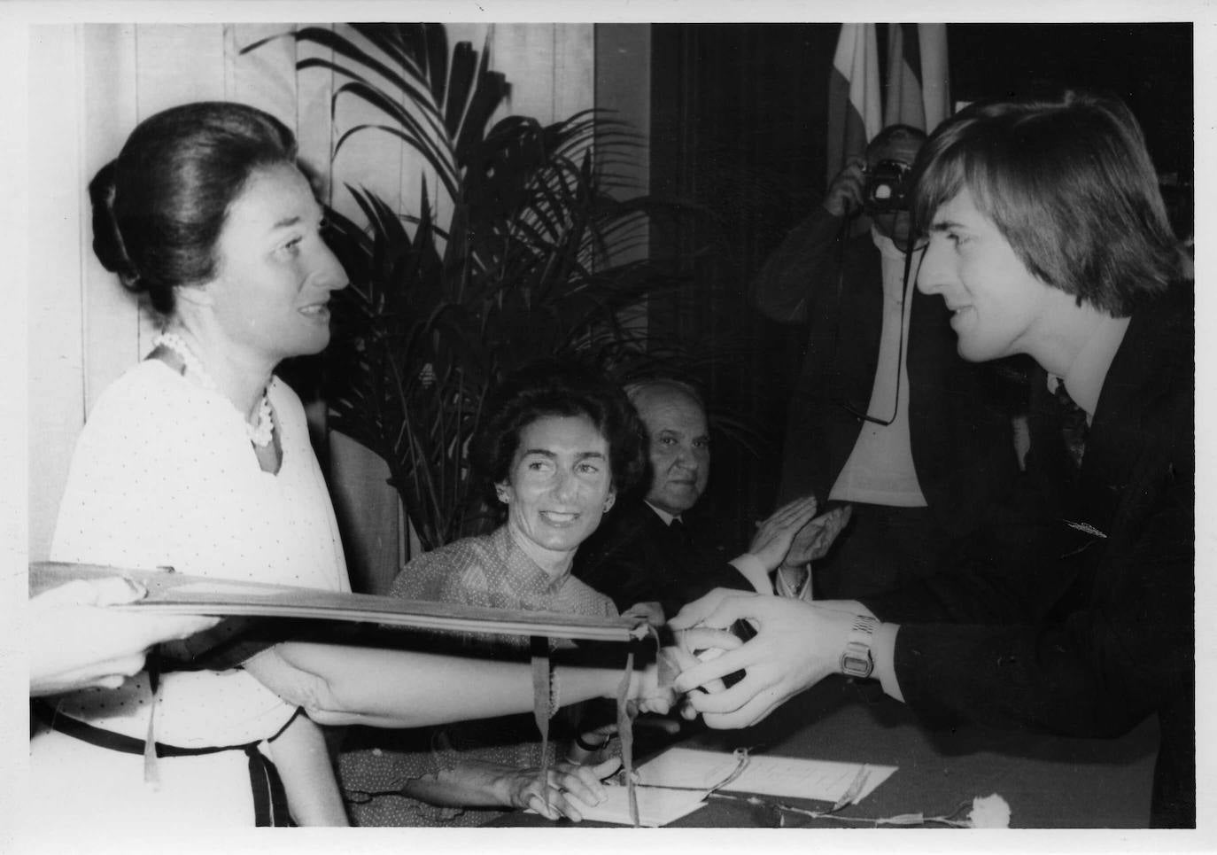 1980. Paloma O’Shea y Federico Sopeña con la Infanta Margarita de Borbón (Duquesa de Soria) quien hizo entrega del segundo premio del Concurso a Barry Douglas.