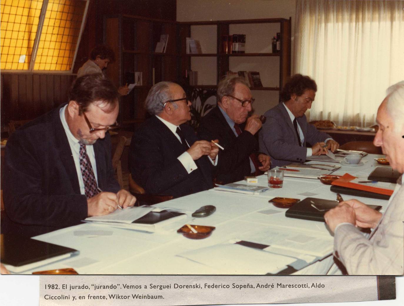 1982. El jurado trabajando: Serguei Dorensky, Federico Sopeña, André François Marescotti, Aldo Ciccolini y Wiktor Weinbaum.