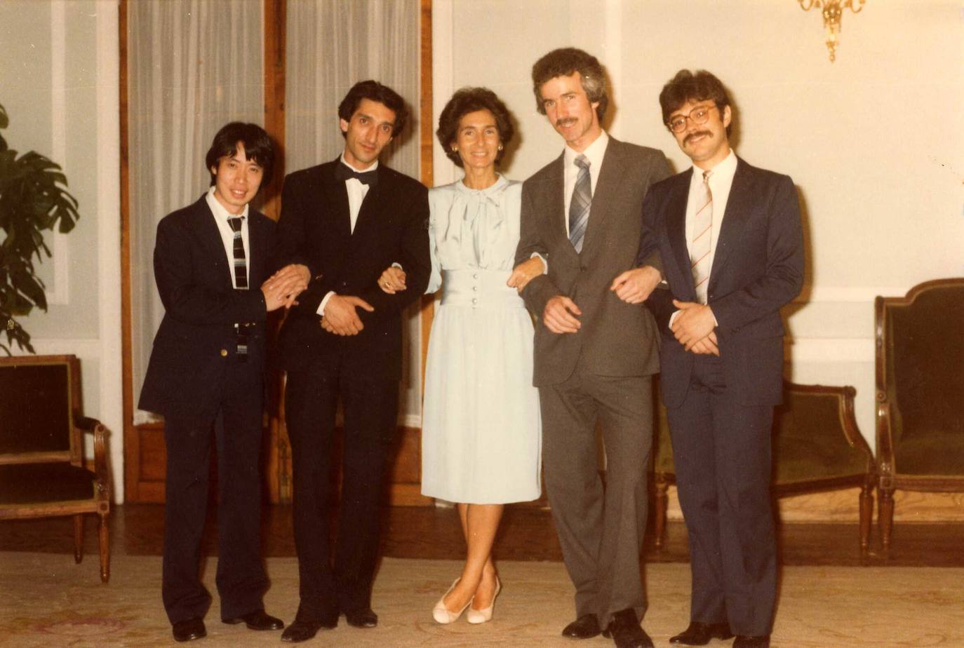 p1984. Foto de familia de Paloma O’Shea con los premiados en el VIII Concurso Internacional de Piano de Santander, Fei-Ping Hsu, Cuarto Premio, Rauf Kasimov, Tercer Gran Premio, Hugh Tinney, Primer Gran Premio, y José Carlos Cocarelli, Segundo Gran Premio.