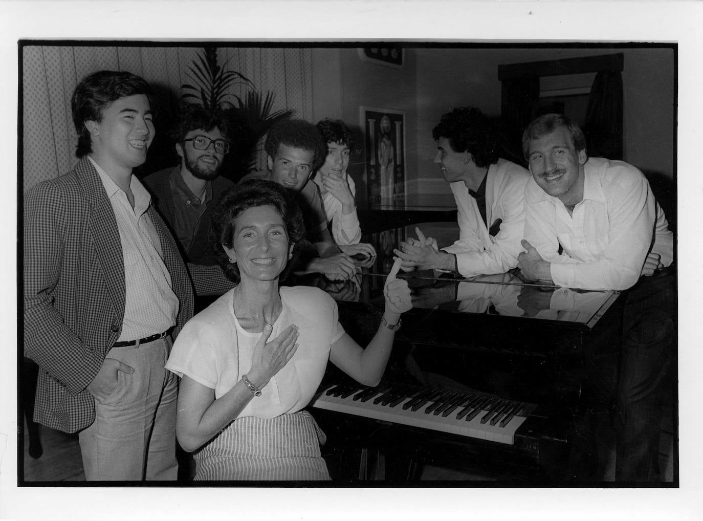 1987. Foto de familia de Paloma O’Shea con los participantes del IX Concurso Internacional de Piano de Santande Xiang-Dong Kong; Pavel Nersesjan; Serguei Yerochin; Bernard F. Glemser; Matthias Fletzberger y David Allen Wehr tras recibir la noticia de su paso a la final.