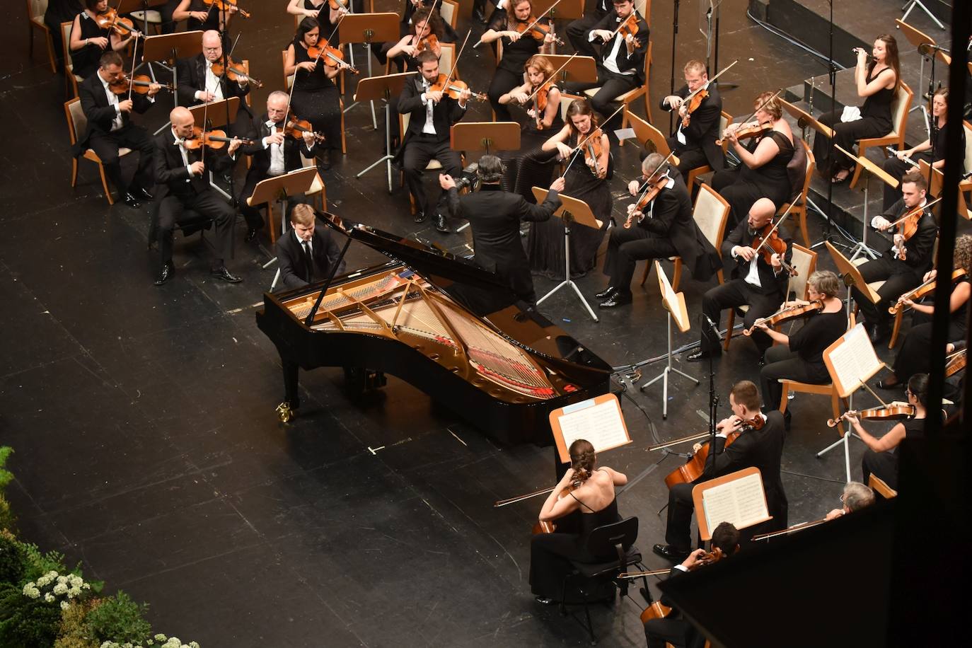 2018. Dmytro Choni dirigido por Miguel Ángel Gómez y acompañado por la Orquesta Sinfónica de RTVE durante el concierto de la final de la XIX edición.