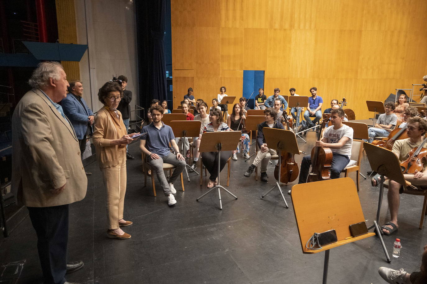 Paloma O`Shea, presidenta fundadora de la Fundación Albéniz, acompañada de Péter Csaba, director artístico del Encuentro, saluda a los participantes de Música y Academia en el Palacio de Festivales.