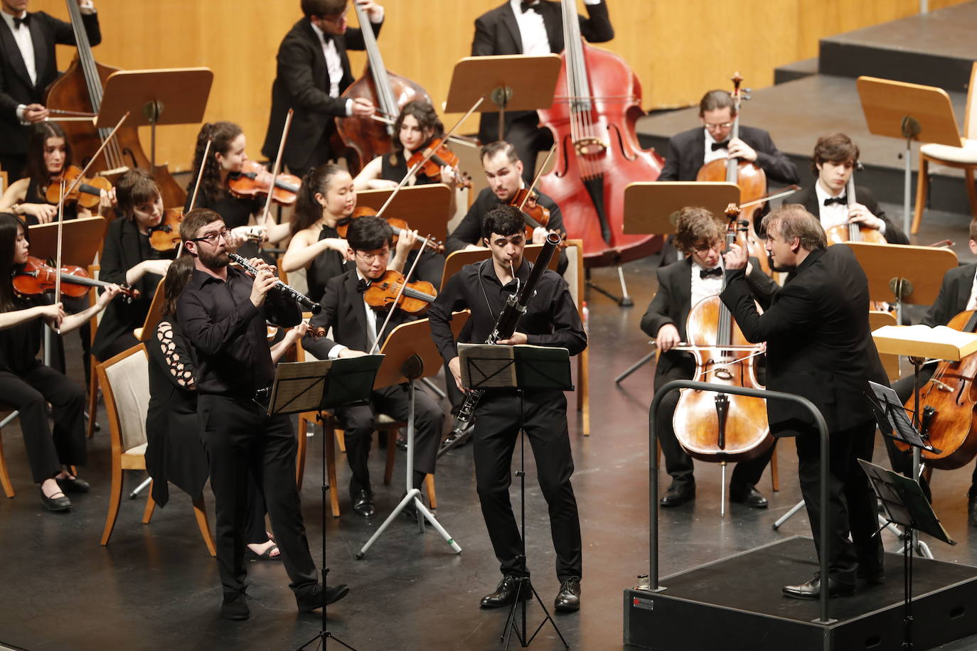 El director de la Orquesta Freixenet, Jaime Martín, durante un momento de la actuación inaugural en el Palacio Festivales.