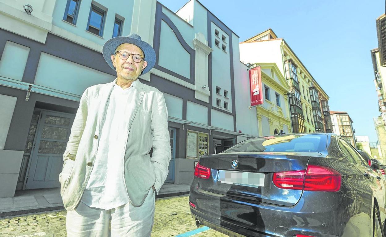 Lluís Pasqual frente a la Filmoteca 'Mario Camus' donde se celebró la Escuela de Verano de la Academia de Artes Escénicas. 