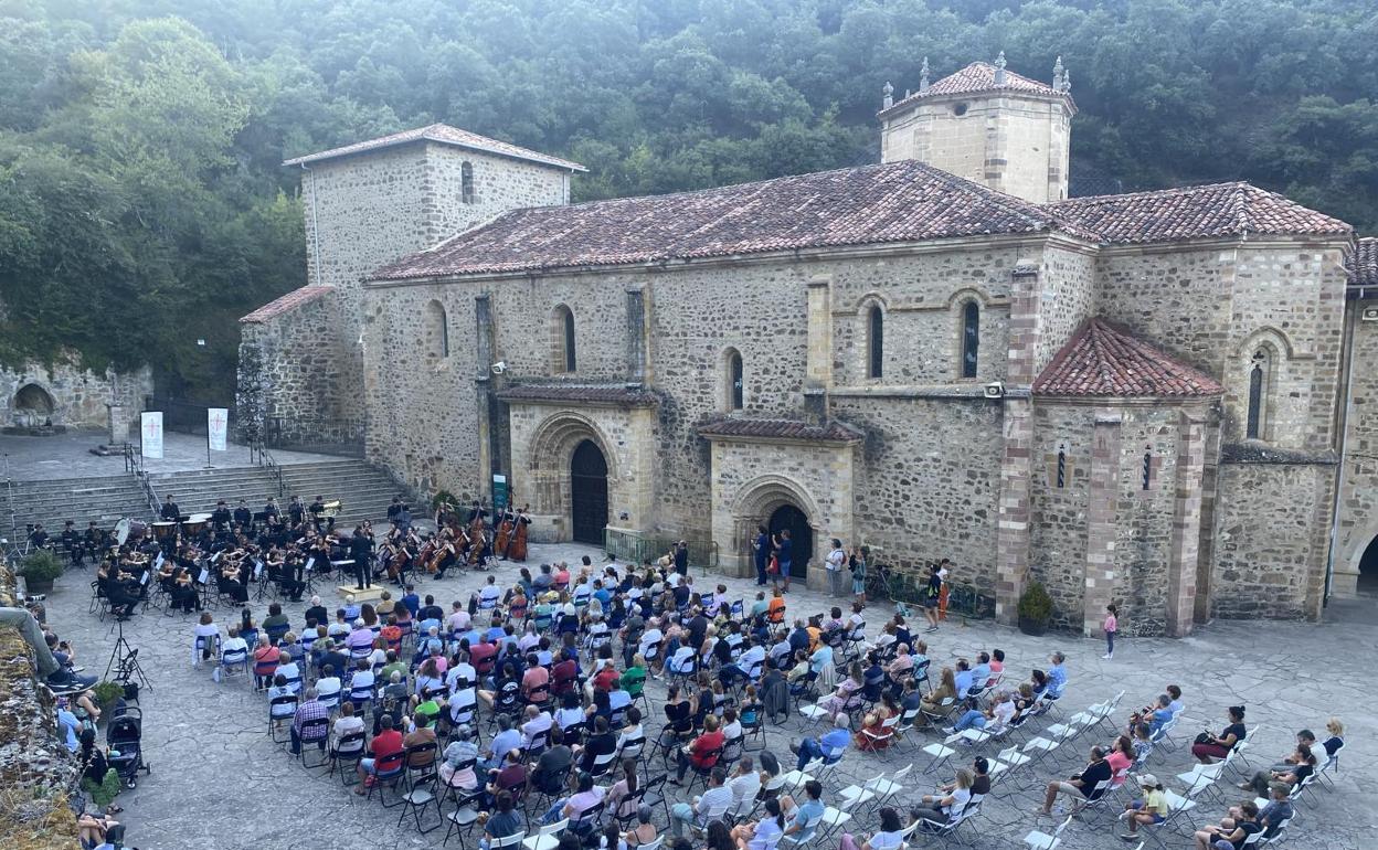 La Orquesta Sinfónica Juvenil UIMP Ataulfo Argenta brilla en un concierto en Santo Toribio