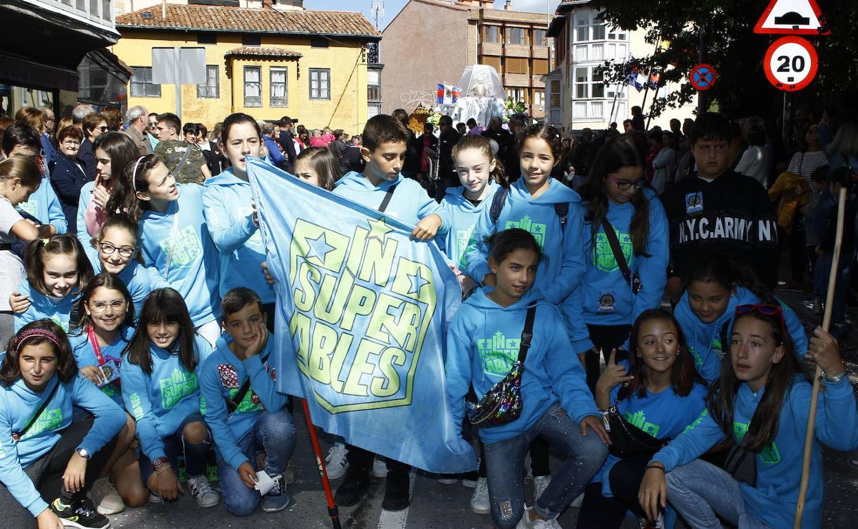 Una de las peñas jóvenes que participaron en la edición de 2019. 