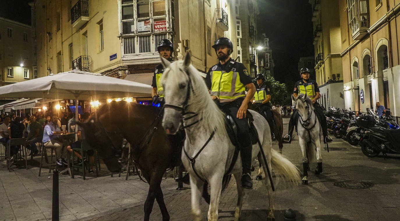 Fotos: Noche vigilada a caballo en Santander