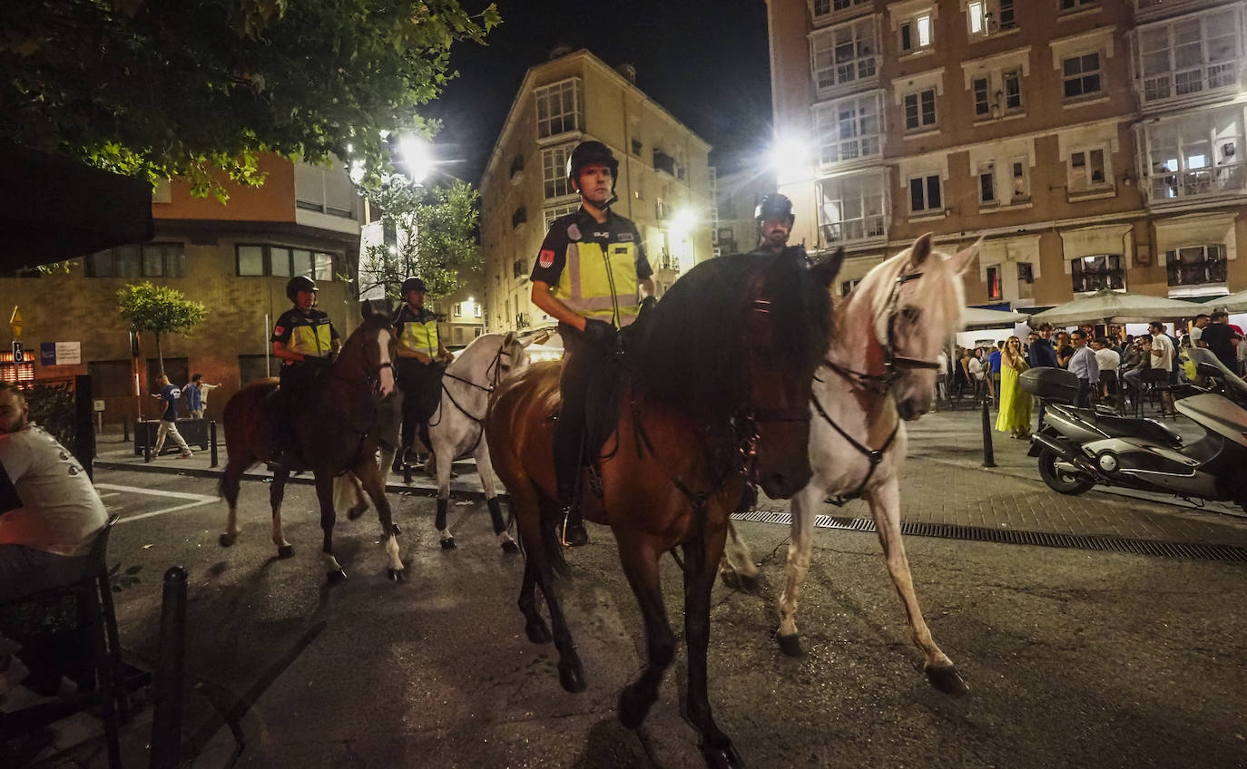 Fotos: Noche vigilada a caballo en Santander