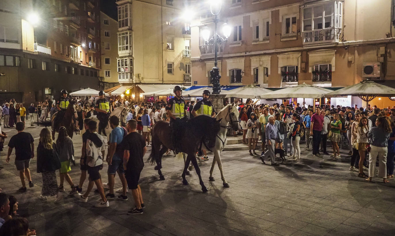 Fotos: Noche vigilada a caballo en Santander