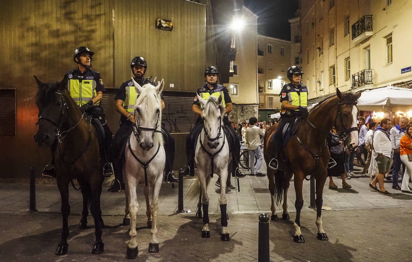 Fotos: Noche vigilada a caballo en Santander