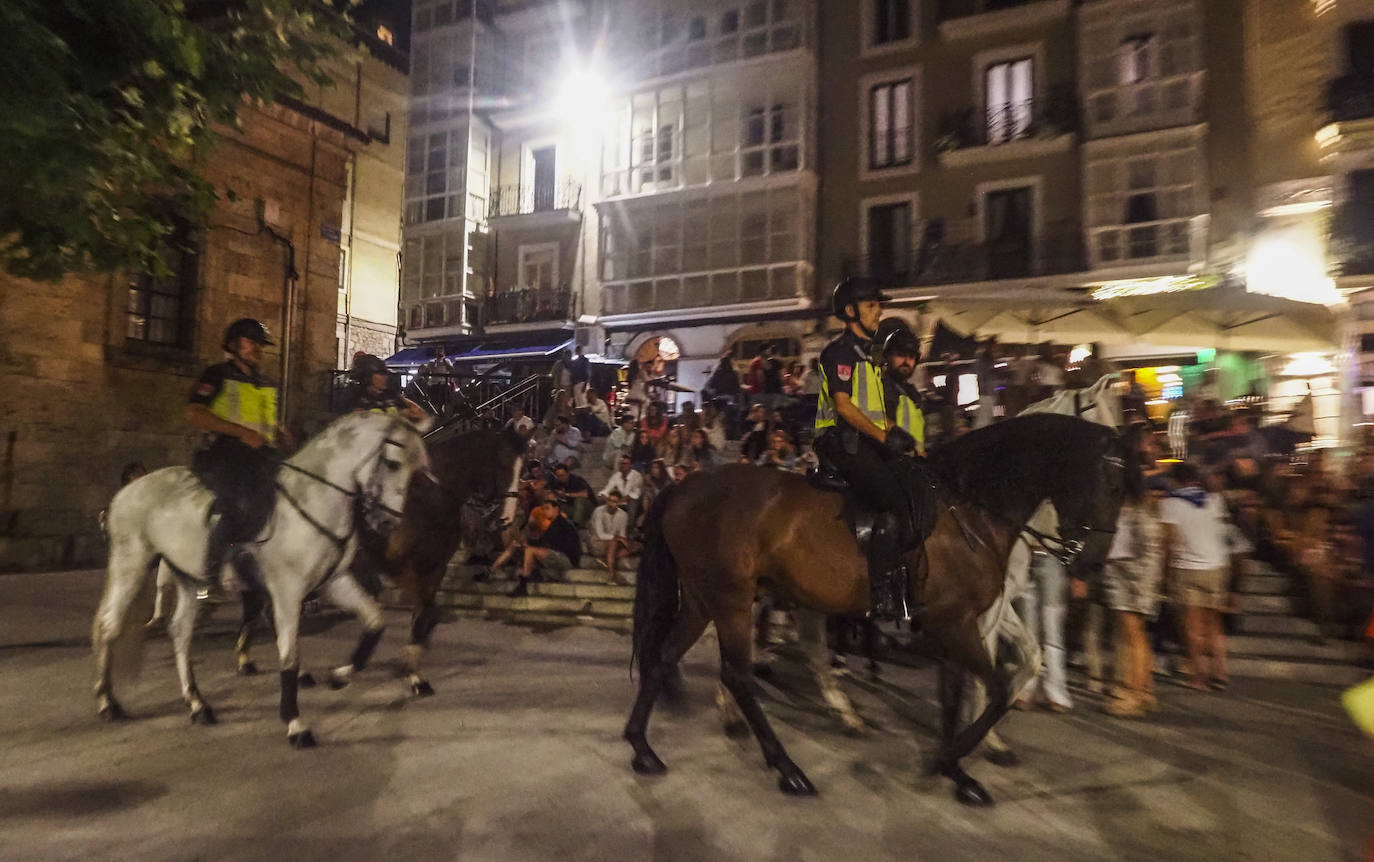 Fotos: Noche vigilada a caballo en Santander