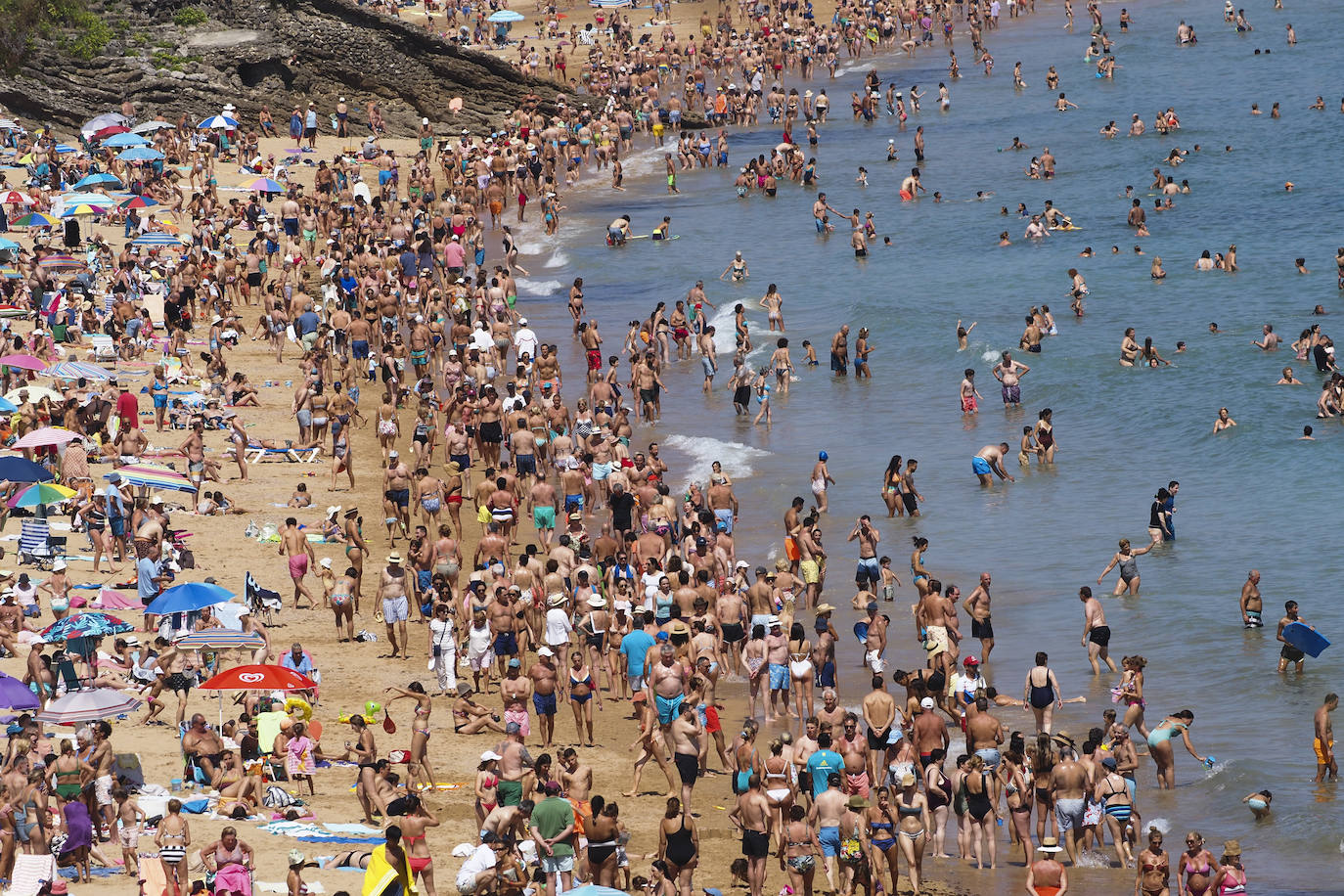 Fotos: Lleno hasta la bandera en las playas de Santander