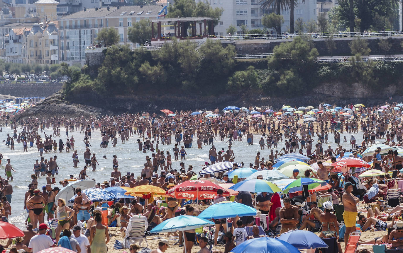 Fotos: Lleno hasta la bandera en las playas de Santander