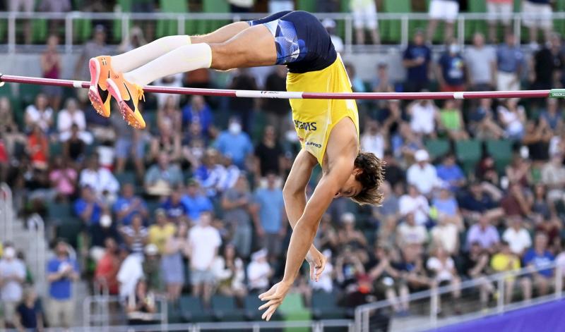 El sueco Armand Duplantis bate el récord del mundo de salto con pértiga en Eugene. 