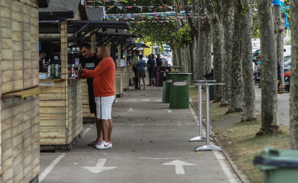 Las casetas de las fiestas del parque de Mesones, en El Sardinero, han instalado sus mesas en el carril bici. 