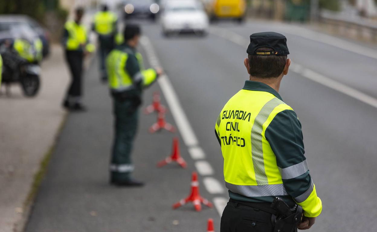 Agentes de la Guardia Civil de Tráfico, en un control.