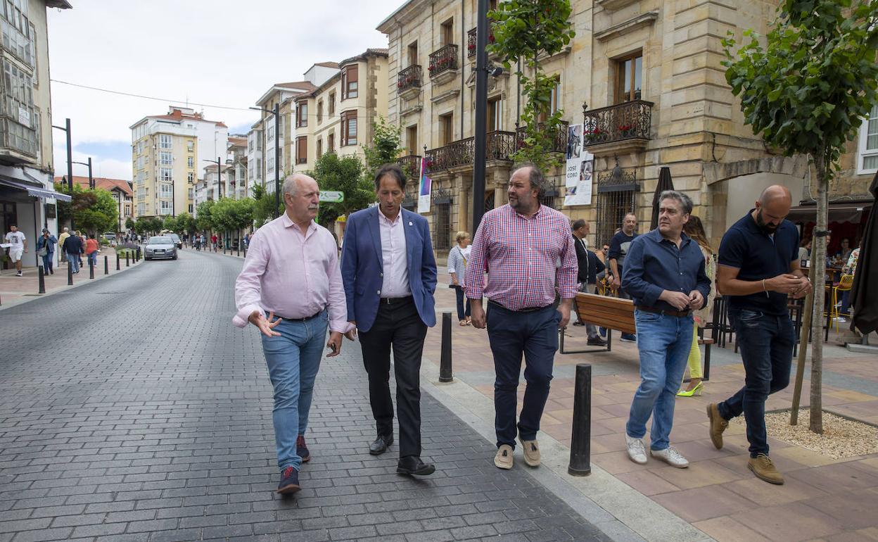 El alcalde junto al consejero y concejales pasea por la zona de la Avenida Puente de Carlos III. 