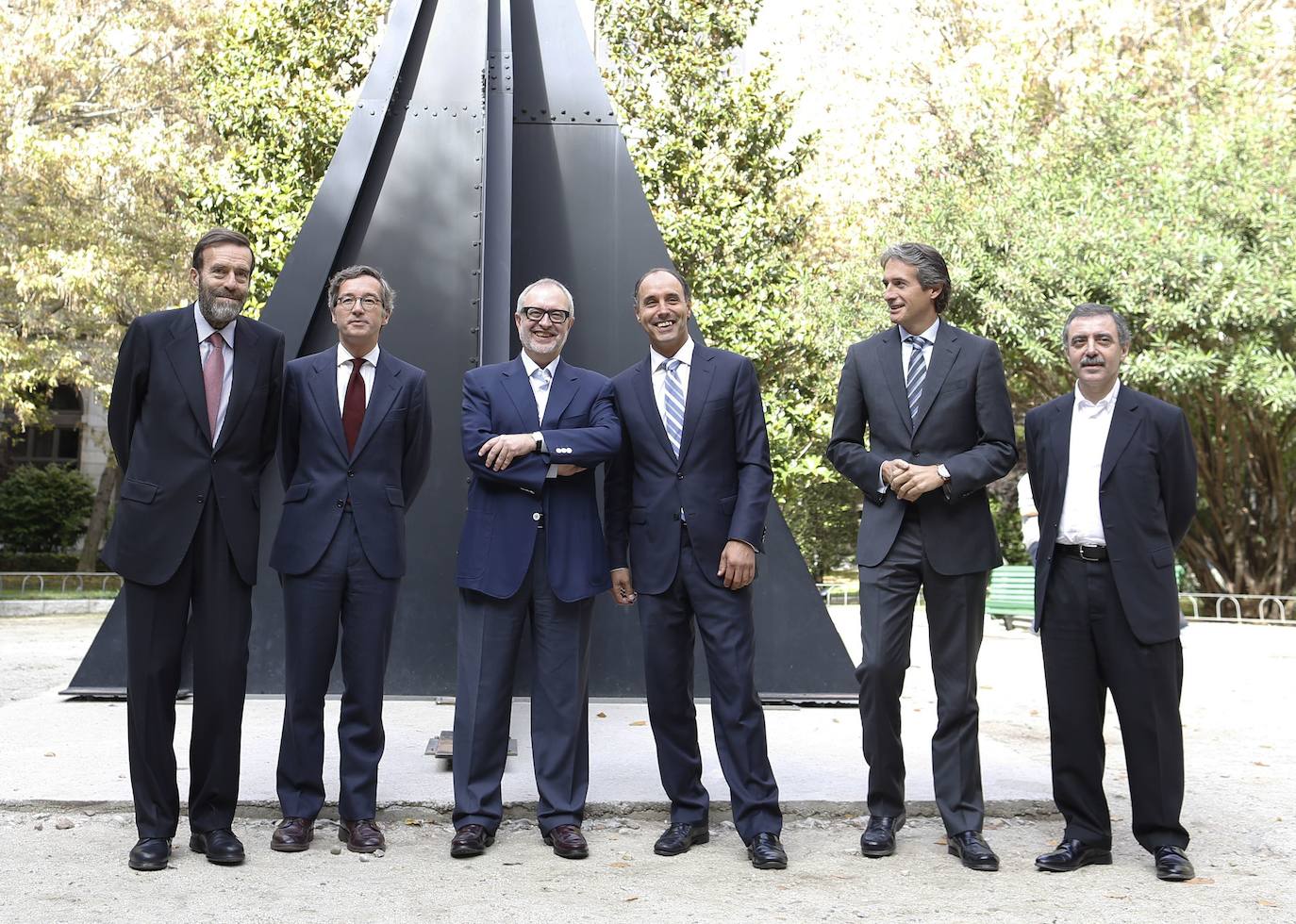 2014. Primera foto en el patio del Museo Reina Sofía para arrancar el proceso tras la aprobación del Patronato del acuerdo entre el archivo y el museo. EN la Imagen Guillermo de la Dehesa, José maría Lassalle, José María Lafuente, Ignacio Diego, Íñigo de la Serna y Manuel Borja-Villel.