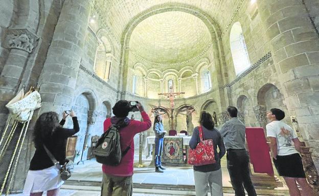 Los visitantes toman fotos del espectacular interior de la colegiata. 