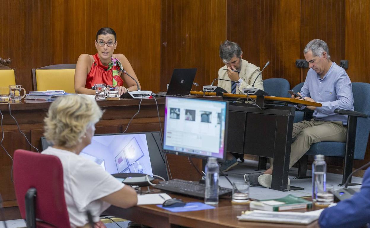 La alcadesa, Gema Igual, preside un Pleno en el Ayuntamiento de Santander.
