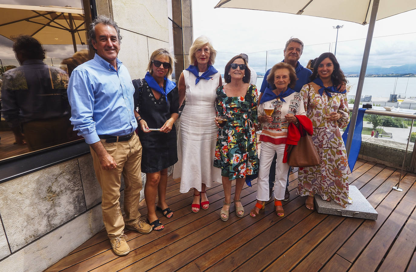 Francisco Martín, Elena Botín, Marina Lombó, Mar Nieto, Margot Pelayo, Laura Cavero y Joaquín Cavero (detrás). 