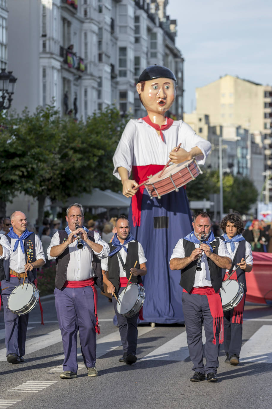 Fotos: El folclore regional toma las calles de Santander