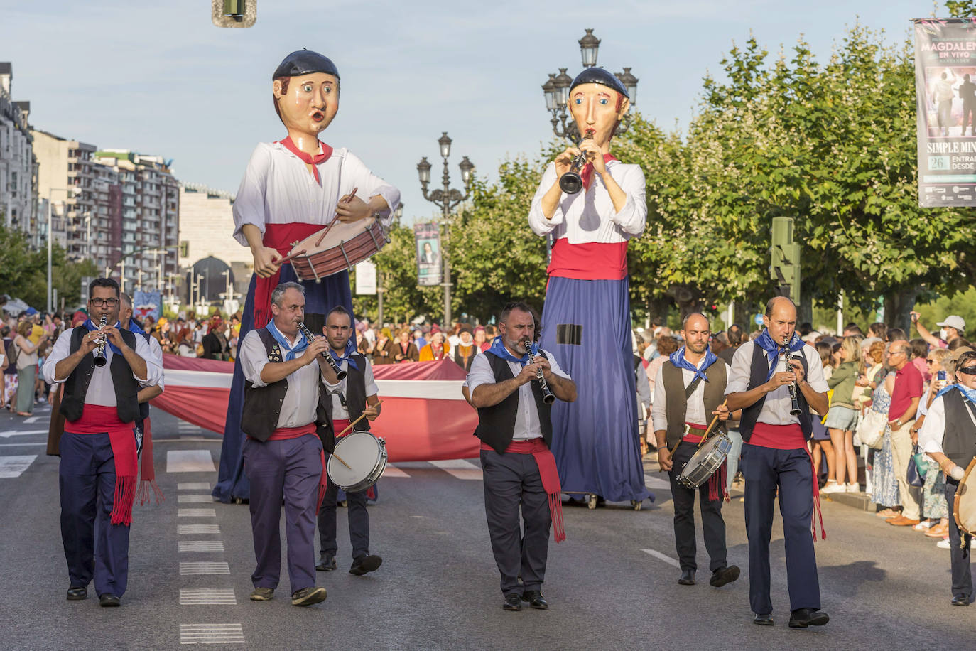 Fotos: El folclore regional toma las calles de Santander