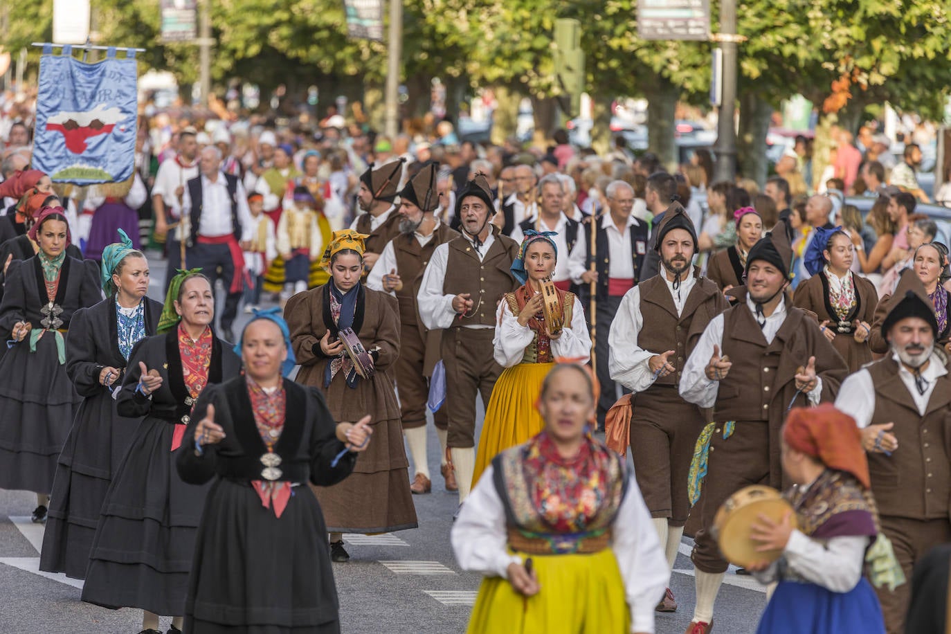 Fotos: El folclore regional toma las calles de Santander