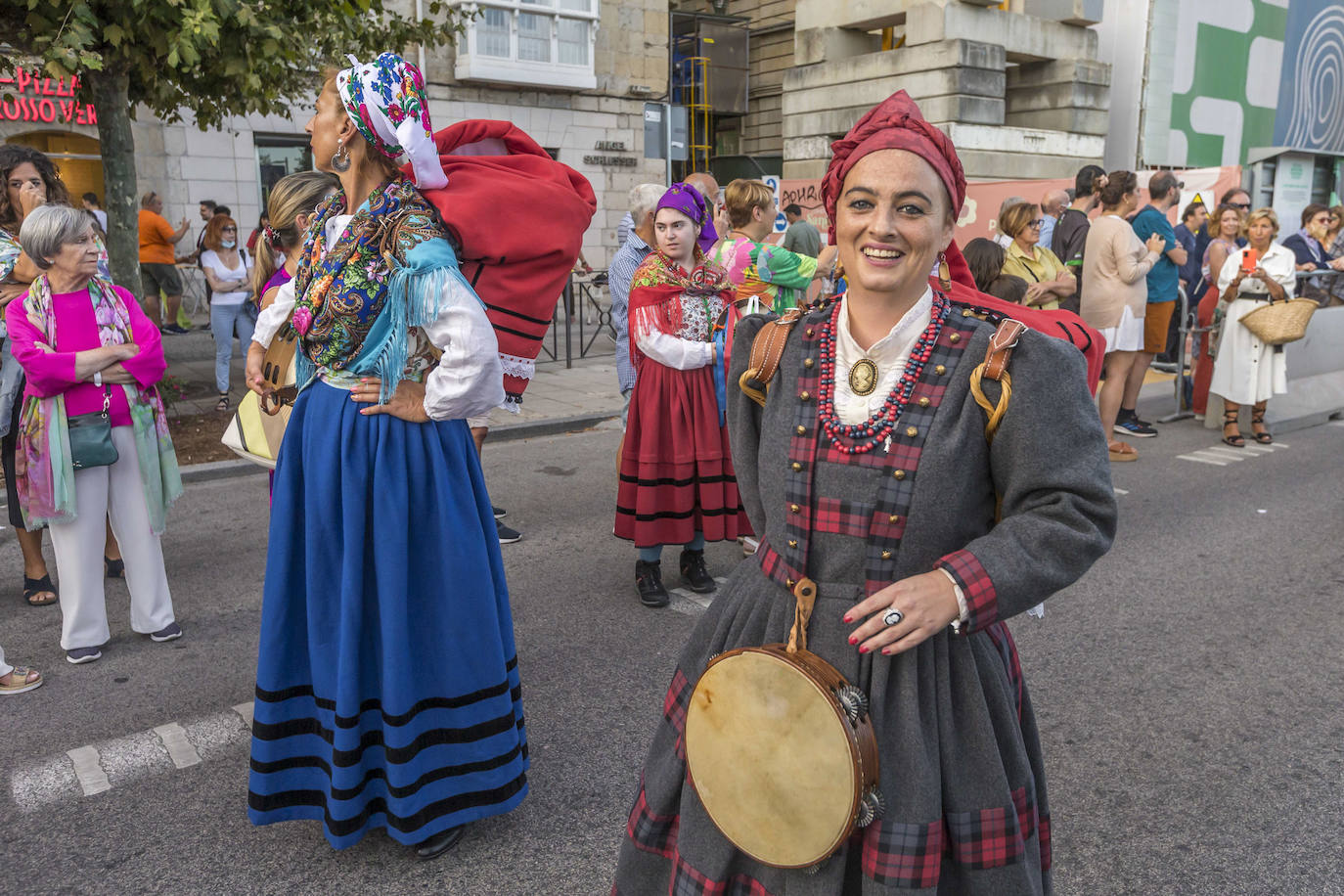 Fotos: El folclore regional toma las calles de Santander