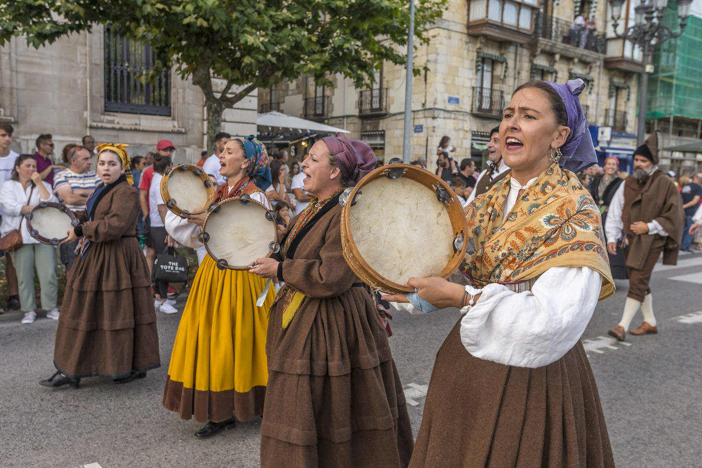 Fotos: El folclore regional toma las calles de Santander